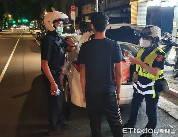 ▲▼警方深夜發現外送平台司機違停，最後查出包裹內竟是詐騙被害人的金融卡。（圖／記者邱中岳翻攝）