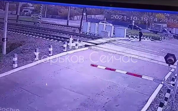 19歲女「頭上戴耳機」過馬路　遭火車高速撞死恐怖畫面曝光！（圖／翻攝自Telegram）