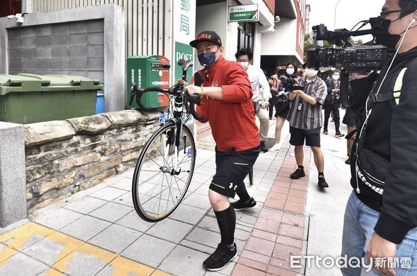 ▲▼台灣基進立委陳柏惟「破風前行,繼續勇敢」活動,於立委任期最後一天從台北騎腳踏車回台中  。（圖／記者李毓康攝）