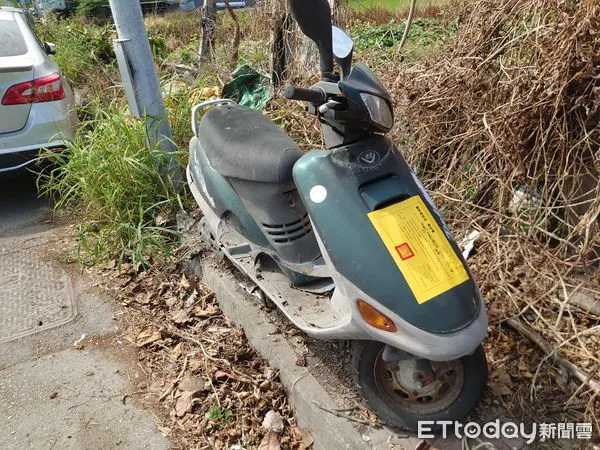 ▲廢棄車輛占據路旁，張貼通知單。（圖／記者楊漢聲翻攝）