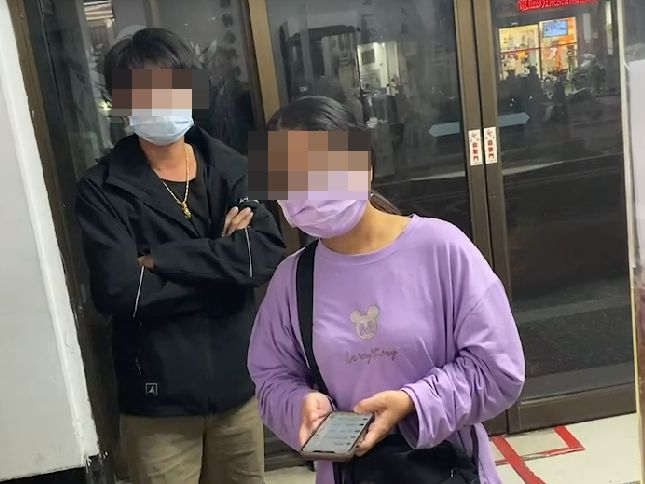 ▲▼台中22歲男遭虐殺　老闆娘教唆兒子犯案　3女在遺體旁滑手機。（圖／記者李忠憲攝）