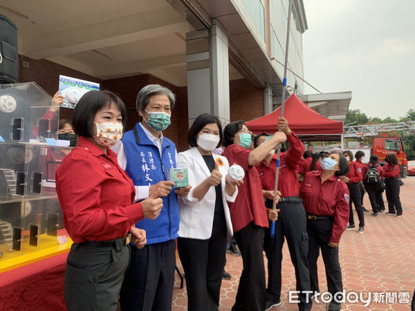 ▲縣長張麗善領軍，率20鄉鎮市長及雲林縣婦女消防宣導大隊志工們一同宣示，力拼年底前讓全縣住警器安裝率突破八成，明年目標為百分百。（圖／記者蔡佩旻攝）