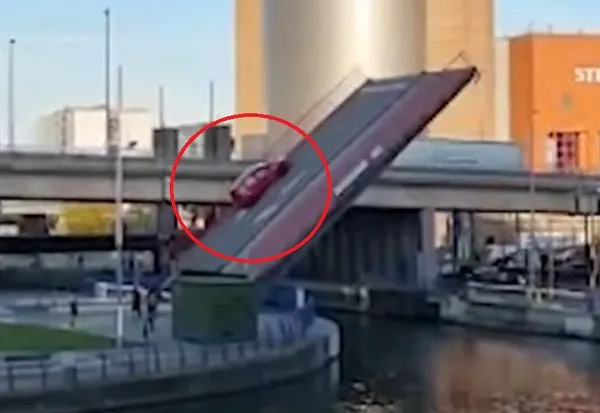 ▲▼橋梁突升起　車子滑落撞毀瞬間曝光。（圖／翻攝自YouTube／VanMorgen!）