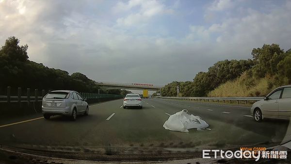 ▲國道三號南下沙鹿交流道附近路面驚現太空包，導致有車輛不幸撞上。（圖／鄭姓民眾提供）