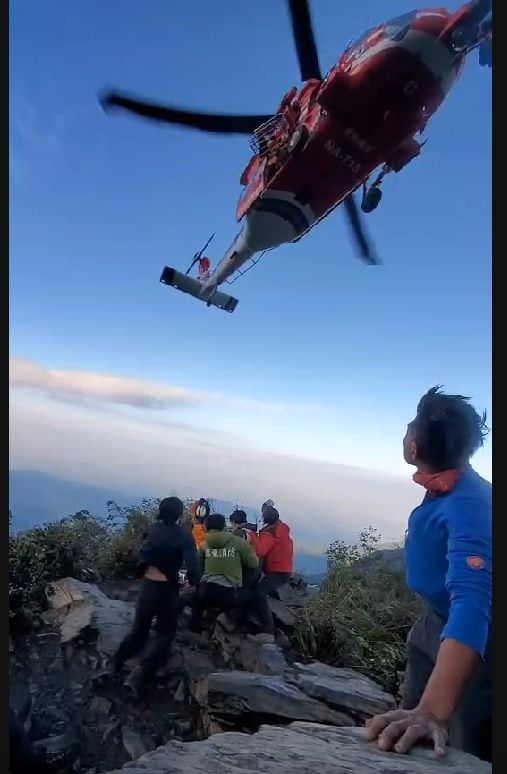 ▲直升機將劉姓登山客救援下山治療             。（圖／記者陳崑福翻攝，以下同）