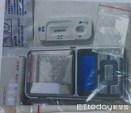 ▲台南市警一分局德高派出所巡佐徐鴻文與警員林任縈等2員，處理1起交通事故時，查獲邱嫌肇事人與葉姓友人持有海洛因毒品。（圖／記者林悅翻攝，下同）