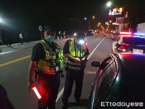 ▲遏止半夜囂張車聚、危險駕車，中興和埔里警方強力取締不法。（圖／記者高堂堯攝）