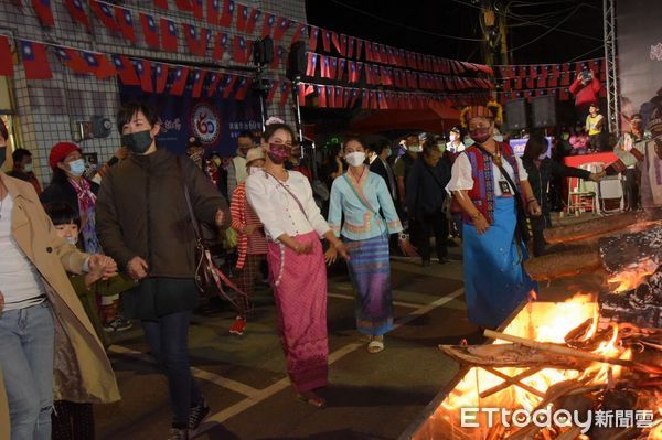 ▲清境火把節昨登場，眾人一起為台灣祈福。（圖／南投縣政府提供）