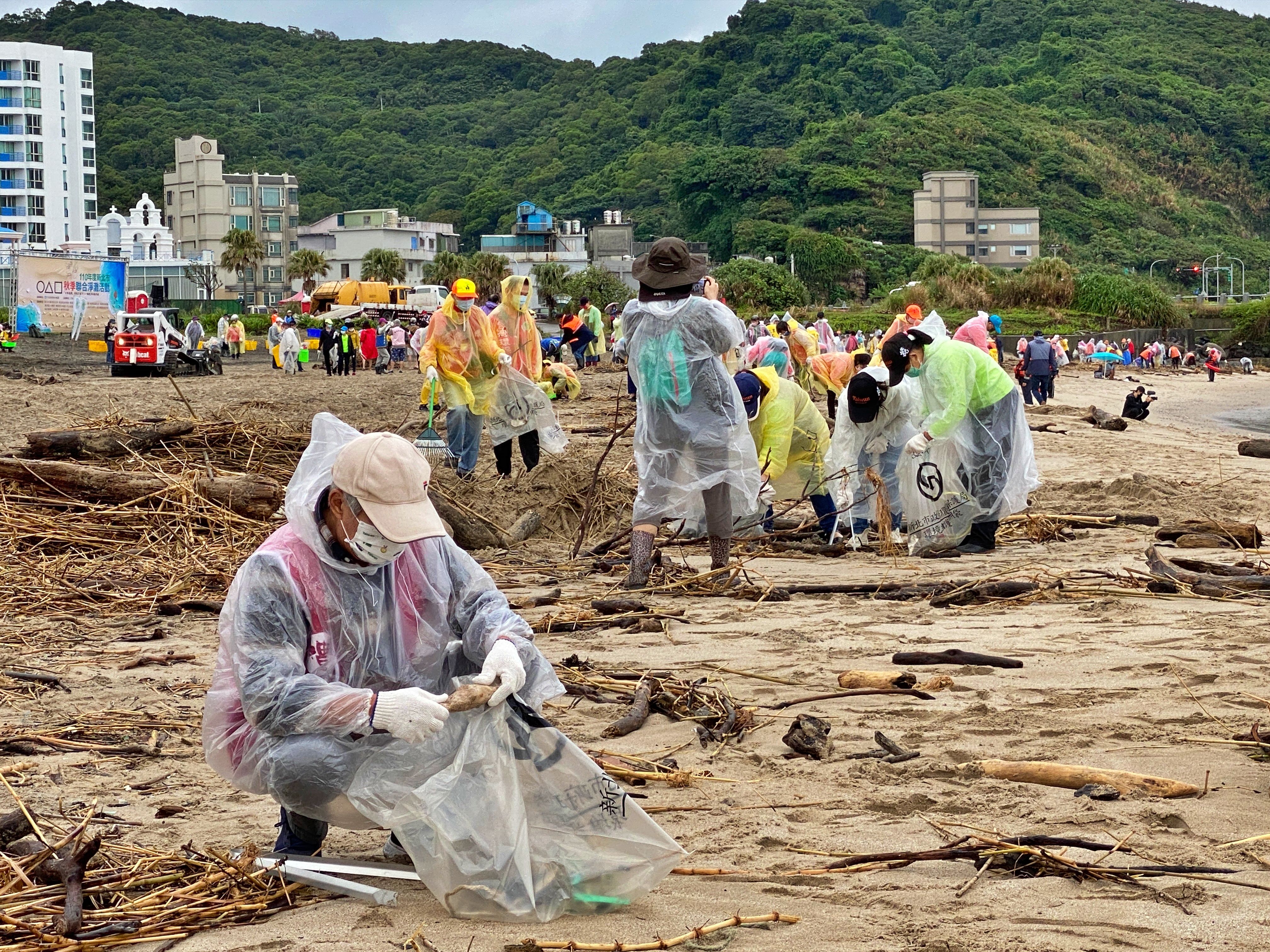 ▲與海共生！新北萬里秋季淨灘，清出500公斤垃圾100公斤資收物。（圖／新北市環保局提供）