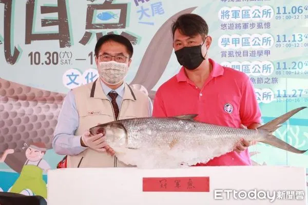 ▲台南虱目魚文化季開幕活動，現場選出台南最大尾虱目魚，重逾21斤，由市長黃偉哲頒發匾額給獲獎漁民施宏宜，並邀全國民眾來台南品嚐在地虱目魚新鮮美味。（圖／記者林悅翻攝，下同）