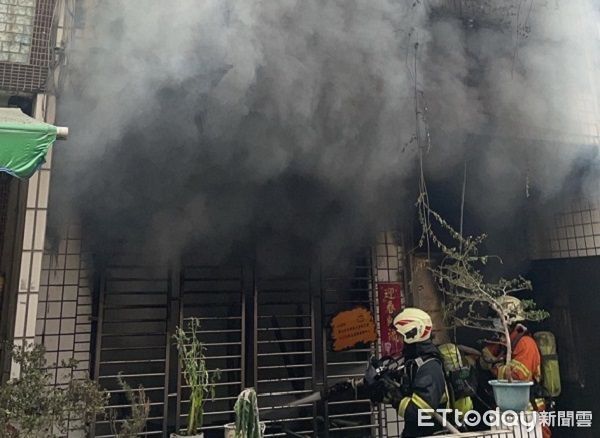 ▲桃園透天民宅1樓火警，濃煙直竄2、3樓。（圖／桃園市消防局提供）