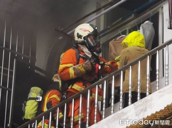 ▲▼消防救護人員在3樓救出受困婦人，因未受傷未送醫。（圖／桃園市消防局提供）