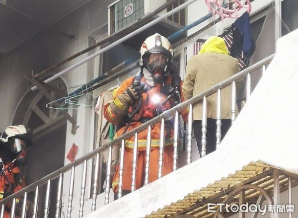 ▲▼消防救護人員在3樓救出受困婦人，因未受傷未送醫。（圖／桃園市消防局提供）