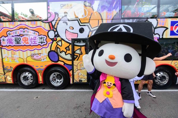 ▲▼全聯首度推出雙層鬼怪巴士，台北市長柯文哲加入搞怪變裝行列。（圖／全聯提供）