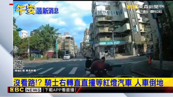 ▲▼愛情來了？19歲馬尾妹轉彎「撞車頭」趴引擎蓋　駕駛車內傻眼。（圖／東森新聞）