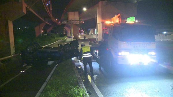 ▲▼男子自撞翻車，整輛車四輪朝天躺在機車道上。（圖／記者游宗樺翻攝）