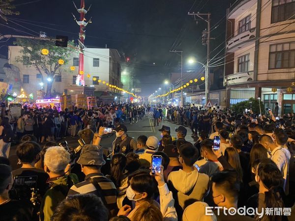 ▲東港迎王祭典清晨燒王船，吸引數以萬計信眾參與，相當熱鬧             。（圖／民眾提供，以下同）