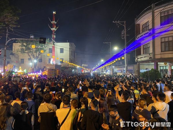 ▲東港迎王祭典清晨燒王船，吸引數以萬計信眾參與，相當熱鬧             。（圖／民眾提供，以下同）