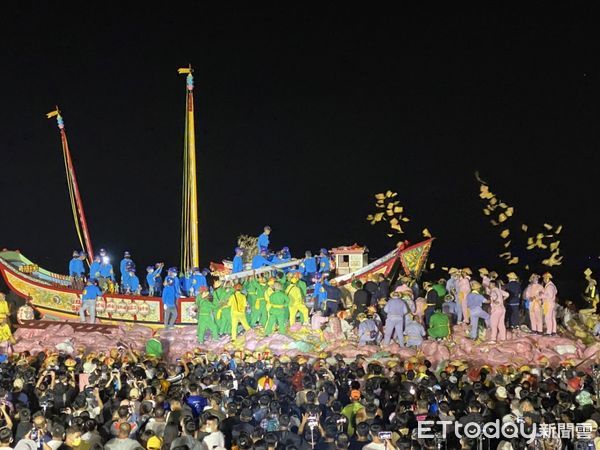 ▲東港迎王祭典清晨燒王船，吸引數以萬計信眾參與，相當熱鬧             。（圖／民眾提供，以下同）