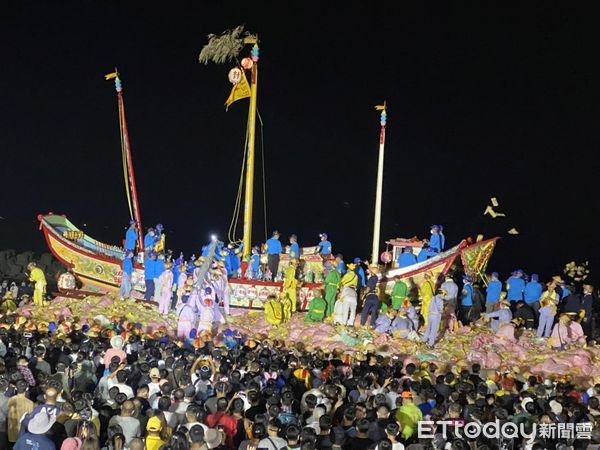 ▲東港迎王祭典清晨燒王船，吸引數以萬計信眾參與，相當熱鬧             。（圖／民眾提供，以下同）