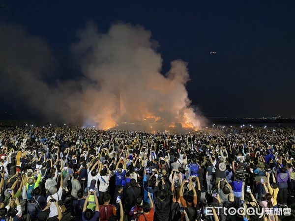 ▲東港迎王祭典清晨燒王船，吸引數以萬計信眾參與，相當熱鬧             。（圖／民眾提供，以下同）