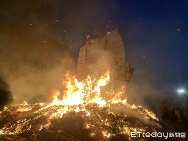 ▲東港迎王祭典清晨燒王船，吸引數以萬計信眾參與，相當熱鬧             。（圖／民眾提供，以下同）