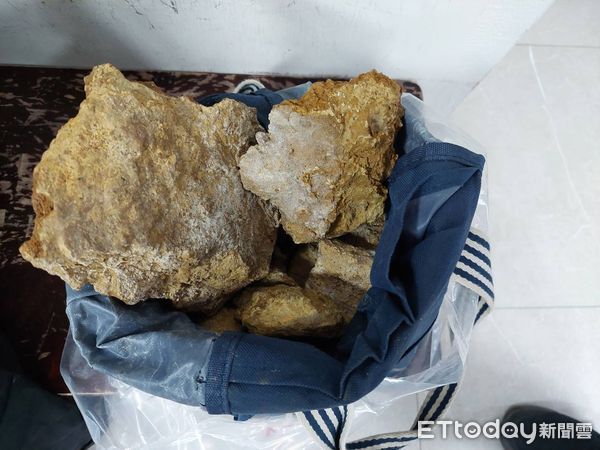 ▲有毒品前科陳男再度盜挖北投石遭逮、他精心準備輻射計數器量測含有微量輻射的河床進行盜挖。（圖／記者張君豪翻攝）