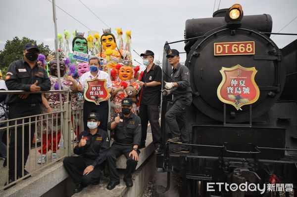 ▲▼仲夏寶島號駛入山里火車站，等候已久的遊客紛紛湧向前搶拍難得的畫面。（圖／卑南鄉公所提供，下同）