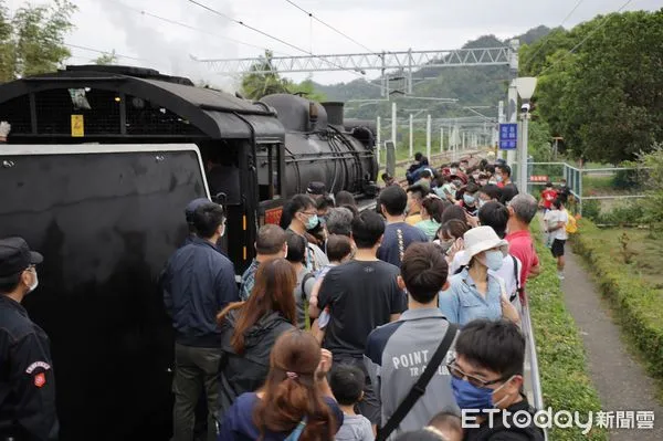 ▲▼仲夏寶島號駛入山里火車站，等候已久的遊客紛紛湧向前搶拍難得的畫面。（圖／卑南鄉公所提供，下同）