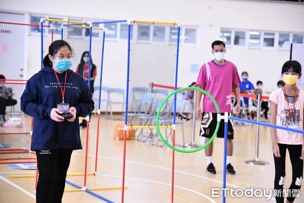 ▲▼競賽中分不論是需要手部穩定的遙控賽或是現場邏輯推理運算的程控賽，選手們都需全神貫注在最短時間內挑戰過關。（圖／花蓮縣政府提供，下同）