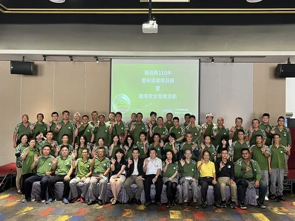 ▲▼ 致敬防疫英雄 嘉縣環保局贈新工作服給清潔隊員。（圖／記者翁伊森翻攝）