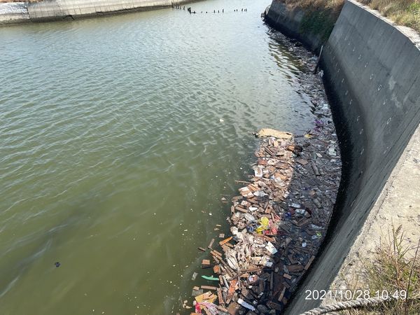 ▲▼  東石鄉松子大排遭棄置廢棄物 嘉縣環保局積極追查不法。（圖／記者翁伊森翻攝）