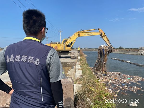 ▲▼  東石鄉松子大排遭棄置廢棄物 嘉縣環保局積極追查不法。（圖／記者翁伊森翻攝）