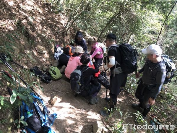 ▲▼一名男性登山客31日攀爬東卯山時，突然倒地昏迷，所幸路過民眾職業為護理師經評估患者情形後告知患者疑似為瀕死性呼吸，正執行CPR壓胸。（圖／記者李忠憲翻攝）