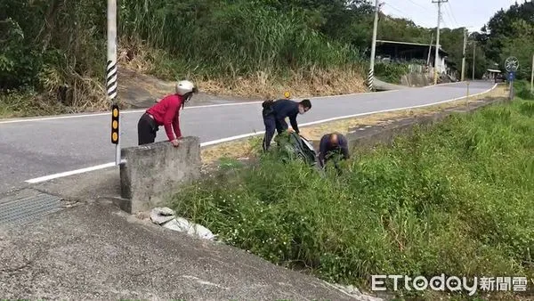 ▲▼老翁停車於路旁觀賞美景，突然頭暈目眩重心不穩，機車滑落邊坡，人也差點跌落。（圖／玉里警分局提供，下同）