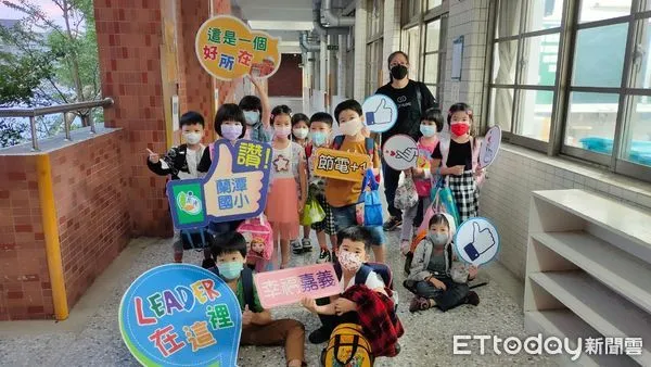 ▲▼嘉義市蘭潭國小校園換led燈管。（圖／嘉義市政府提供）