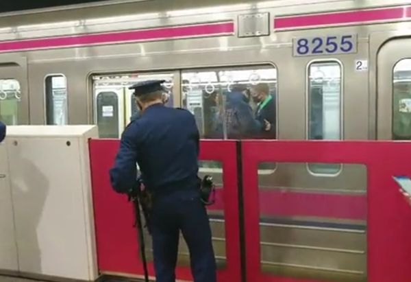 ▲▼東京驚傳男子電車內揮刀縱火。（圖／翻攝自推特／@siz33）