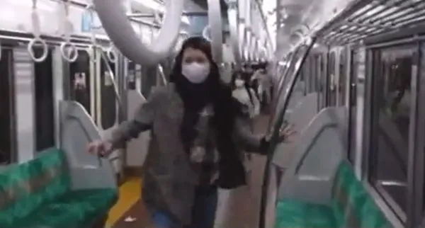 ▲▼東京「京王線」電車隨機砍人縱火事件，乘客尖叫逃跑畫面曝光。（圖／翻攝自推特）