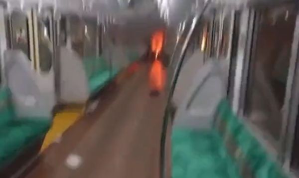 ▲▼東京「京王線」電車隨機砍人縱火事件，乘客尖叫逃跑畫面曝光。（圖／翻攝自推特）