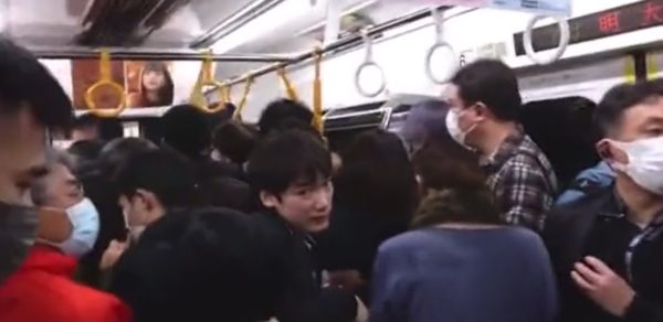 ▲▼東京「京王線」電車隨機砍人縱火事件，乘客尖叫逃跑畫面曝光。（圖／翻攝自推特）