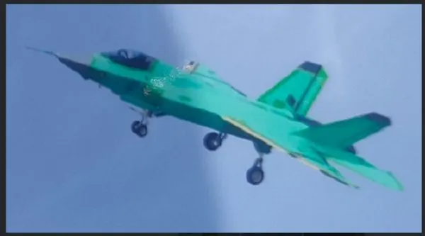 ▲▼綠皮殲-31戰機試飛畫面曝光。（圖／翻攝自微博@任益廷Larson）