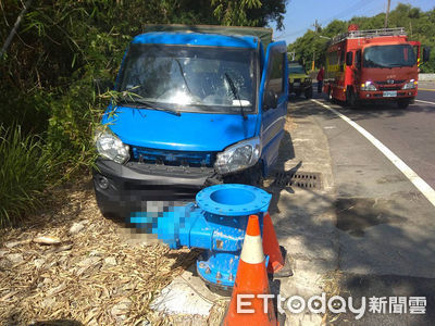 台南離奇死亡車禍　男駕車撞自來水孔...未熄火人已氣絕！