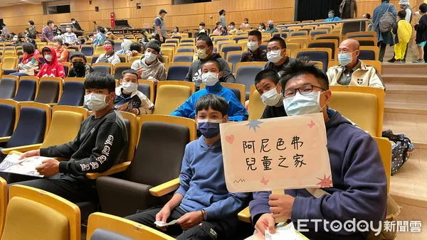 ▲阿尼色弗兒童之家，一起觀看演出。（圖／記者楊漢聲翻攝）