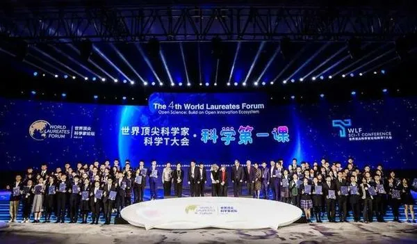 ▲大會將小科學家們提出的11道難題用基因密碼封存。（圖／翻攝世界頂尖科學家論壇）