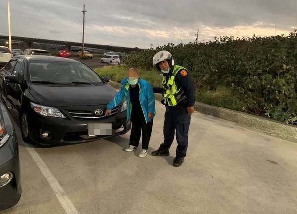 ▲老翁忘了車停哪也忘了車號？暖警繞遍竹圍漁港半小時後尋回