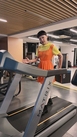 ▲▼ 丁噹嘴裡塞滿紅蘿蔔裝扮成《魷魚遊戲》的「123木頭人」娃娃。（圖／相信音樂提供）