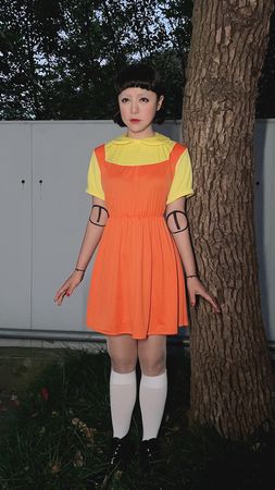 ▲▼ 丁噹嘴裡塞滿紅蘿蔔裝扮成《魷魚遊戲》的「123木頭人」娃娃。（圖／相信音樂提供）