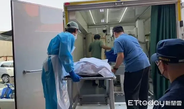 ▲台南地檢署對開槍襲警被擊斃的陳姓犯嫌進行解剖相驗，並出動X光勘查車，查明死者體內「彈頭」位置及數量，以進一步釐清真正死因與案情。（圖／記者林悅翻攝，下同）