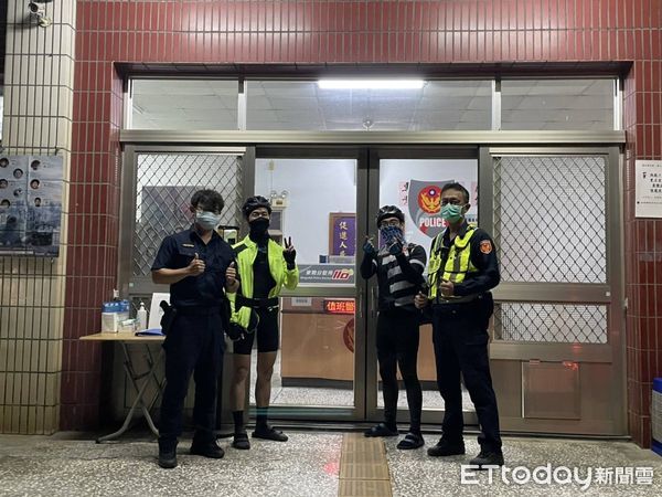 ▲雲林縣警察局臺西分局東勢分駐所警員將疲憊、拉傷的二位竹科工程師引導至所內休息，盧員立刻遞上消炎軟膏。（圖／記者蔡佩旻翻攝）