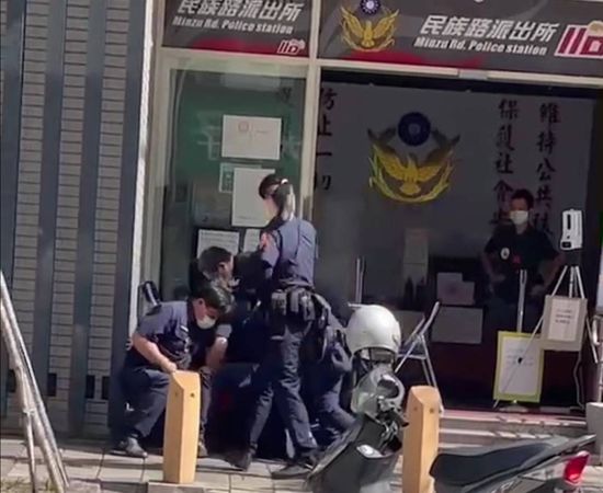 ▲彰化1名熊貓外送員遭到6名員警壓制。（圖／讀者提供）